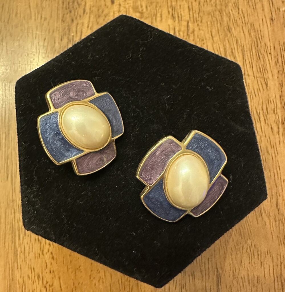 Vintage Trifari 1970-1980 Faux Pearl Gold Tone Post Earrings Purple/Blue Square